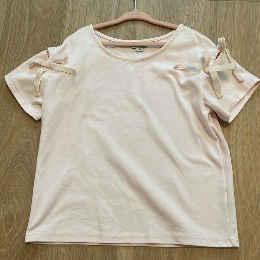 Sweet dressy t shirt top with velvet bows on the shoulders
